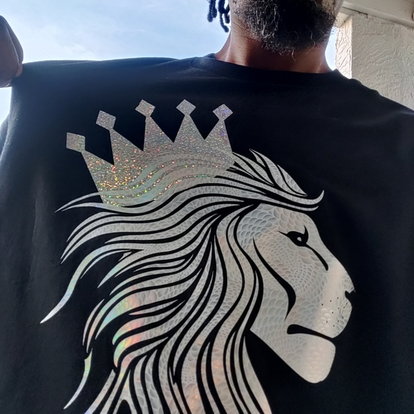 📸 Holographic Crowned Lion T-shirt - Picture 15 of 17